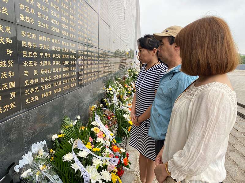 泪目！今天他们来到唐山地震罹难者墙，诉说46年的思念