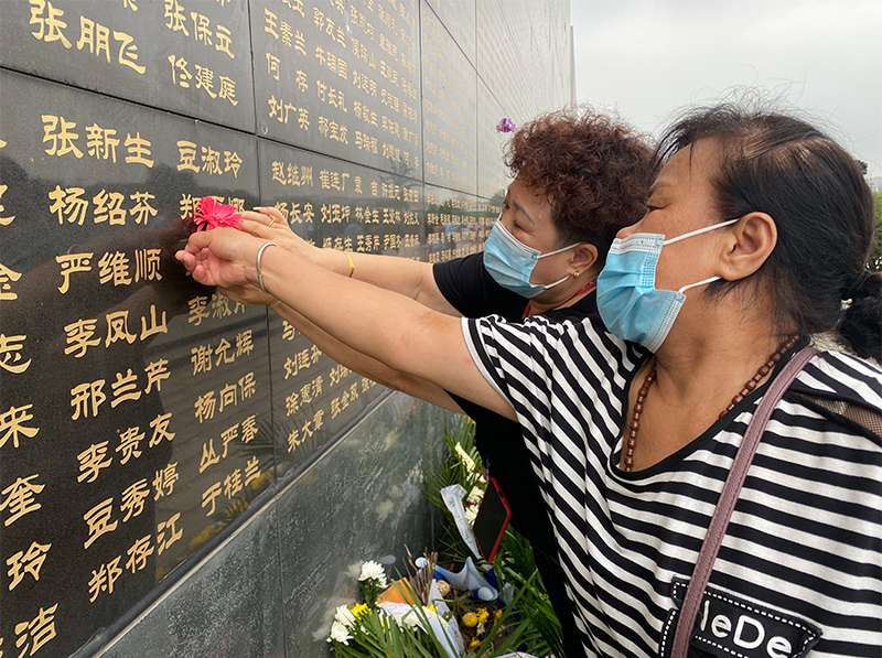 泪目！今天他们来到唐山地震罹难者墙，诉说46年的思念