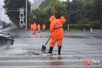 河北邢台：环卫工人雨中坚守