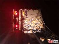 沧州：驾驶员连续开车24小时，小货车高速上发生侧翻