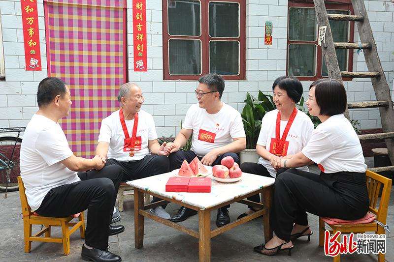 河北沙河：我和一同过生日