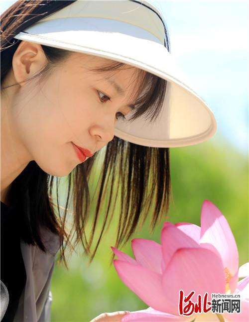 厂：夏荷飘香引客来