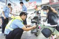 张家口：电动自行车家门口上牌 居民们点赞