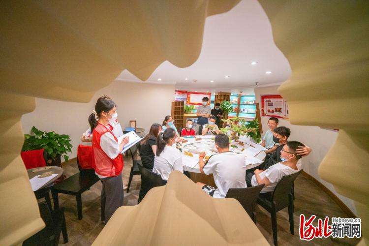 河北石家庄：阅读史书籍 赓续红色基因