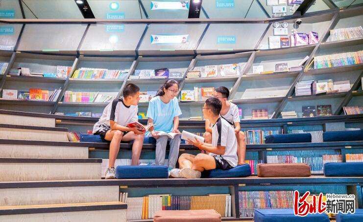 河北石家庄：阅读史书籍 赓续红色基因