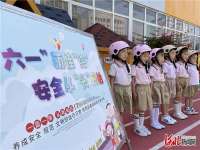 河北邢台市襄都区：“六一”学戴安全头盔