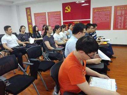 衡水市财政团支组织迎“七一”青年读书会活动