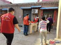 河北隆尧：40名困境学生得到爱心书桌