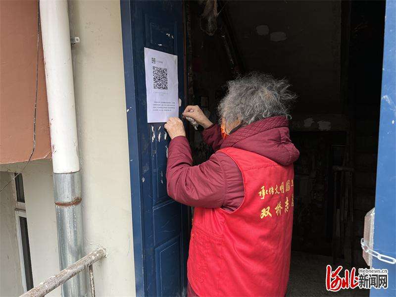 承德市双桥区：银发“红马甲”坚守疫情防控一线