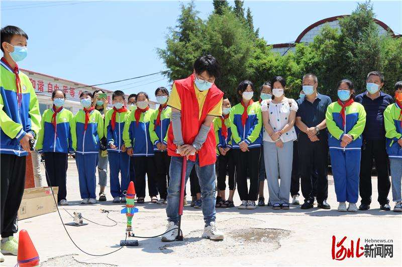 蔚县：知识进校园 点燃学生蓝天梦
