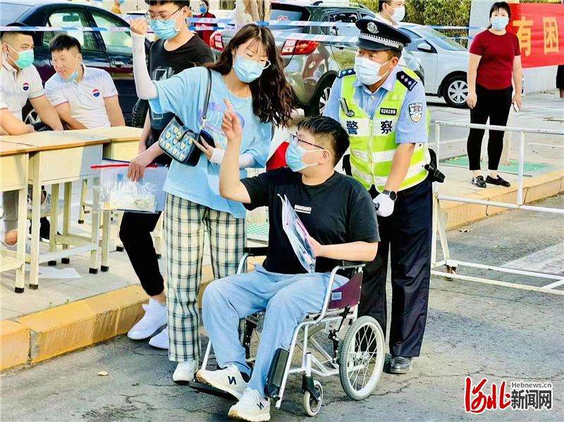 河北邯郸交巡警对高考考点周边道路实行交通管控