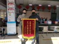 承德双滦区：社区网格员暖心服务 居民锦旗致谢