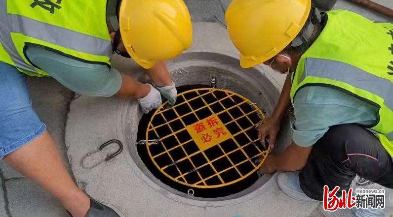 保定供水自制防坠神器亮相古城街头