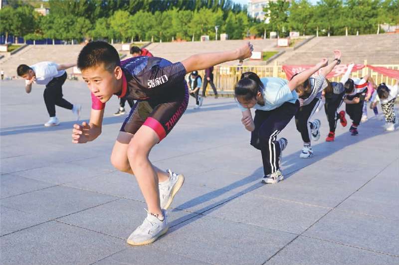 张家口：速滑少年“陆期训练”打好基础