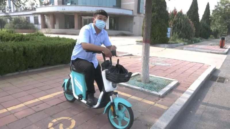点赞！沧州一小伙儿捡到20多位农民工工资，烈日下等待半小时归还失主