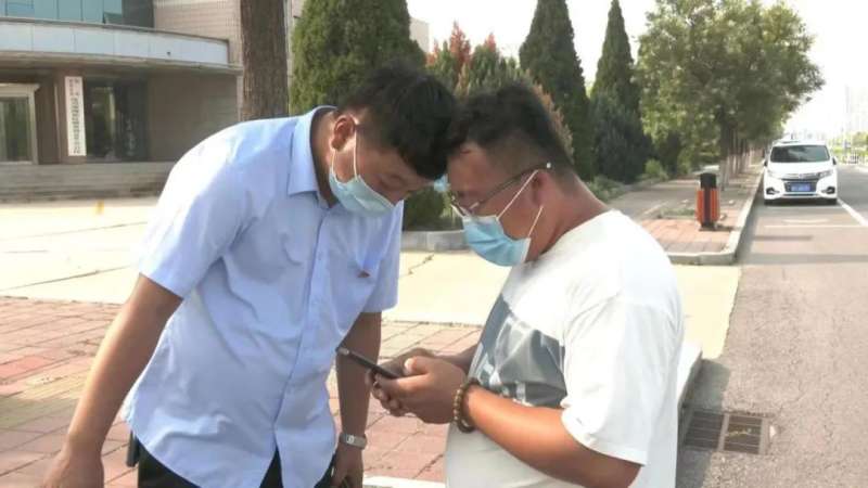 点赞！沧州一小伙儿捡到20多位农民工工资，烈日下等待半小时归还失主