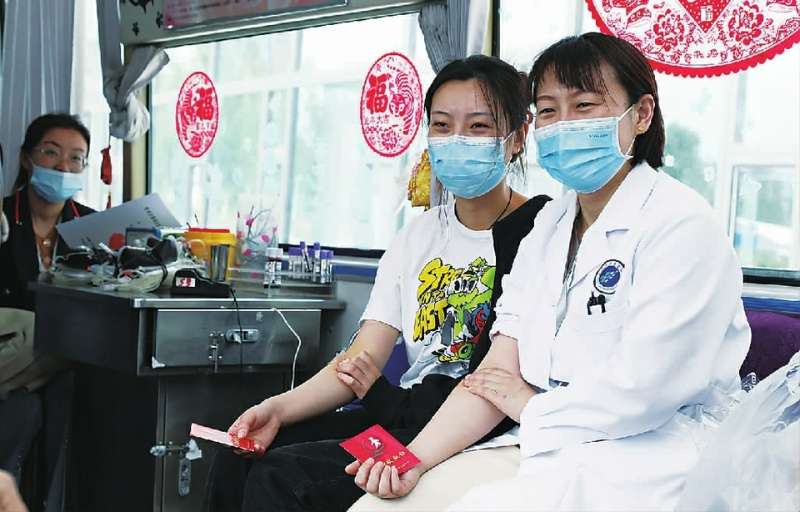 张家口：献礼护士节 挽袖献热血
