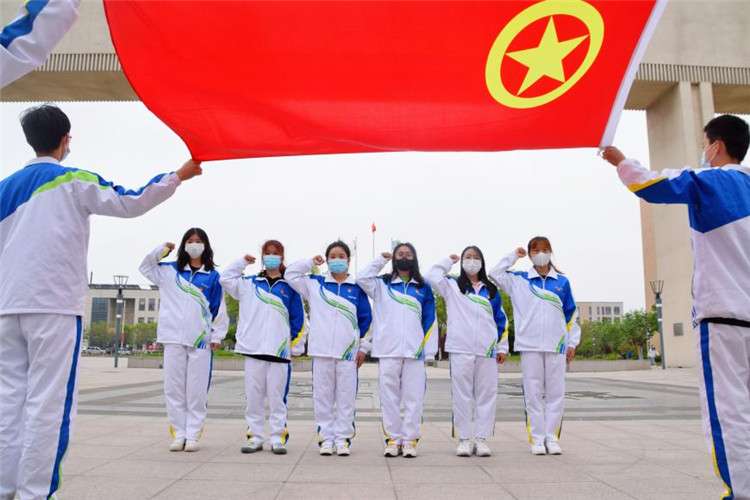 唐山：定格奋进青春 我与团旗合个影