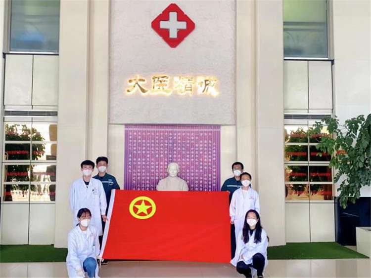 唐山：定格奋进青春 我与团旗合个影