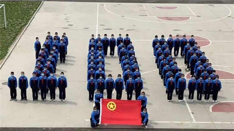 唐山：定格奋进青春 我与团旗合个影