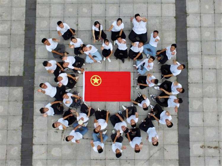 唐山：定格奋进青春 我与团旗合个影