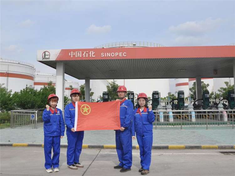 唐山：定格奋进青春 我与团旗合个影
