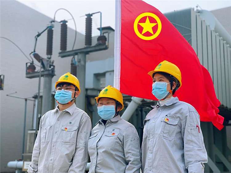 唐山：定格奋进青春 我与团旗合个影