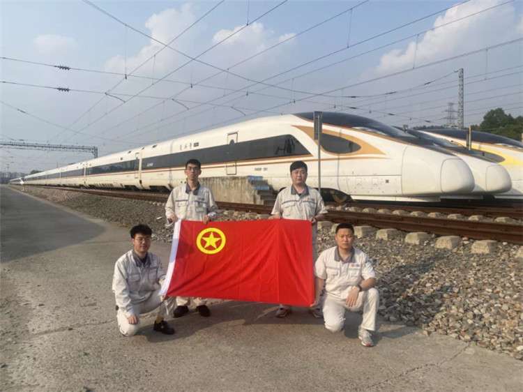唐山：定格奋进青春 我与团旗合个影