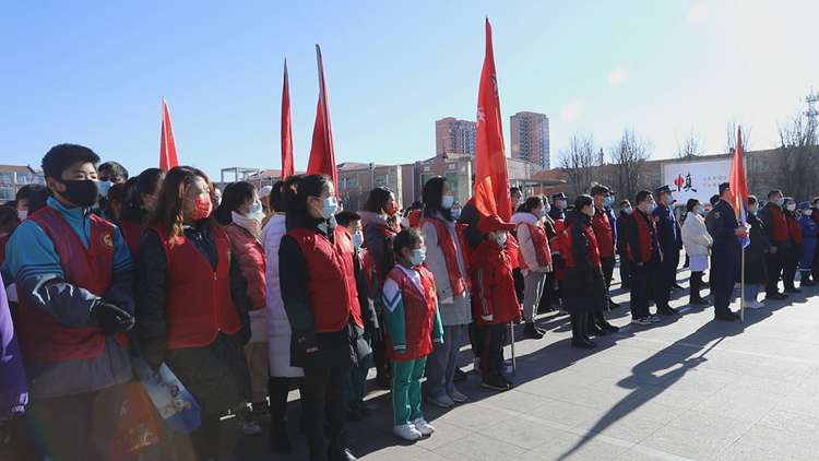 平泉市举行学雷锋志愿服务主题实践活动