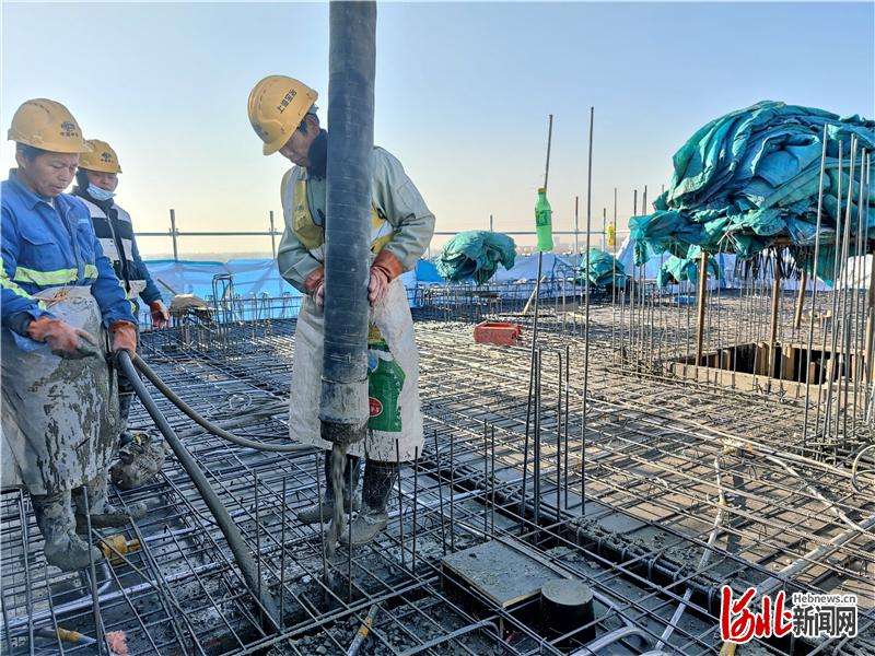 雄东片区A单元安置房项目首栋住宅楼主体结构封顶