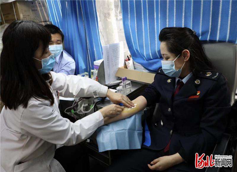 组图 | 河北邢台：铿锵玫瑰撸袖献血