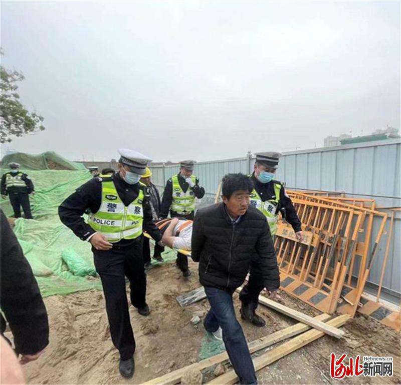 惊险！石家庄一男子坠落工地8米深井 警医联合成功救援