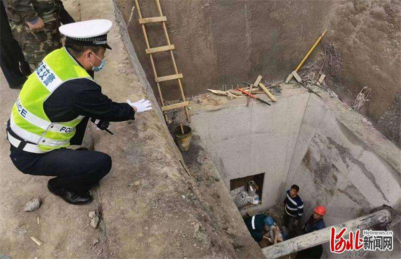 惊险！石家庄一男子坠落工地8米深井 警医联合成功救援