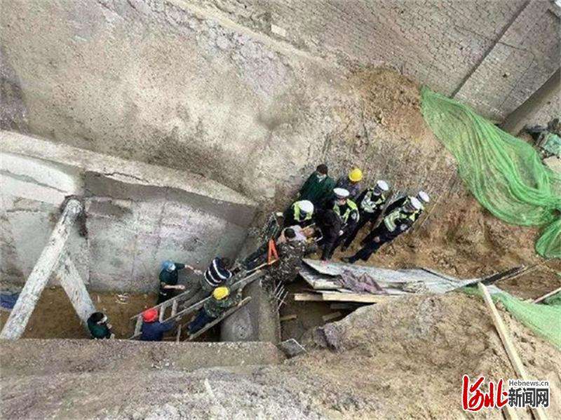 惊险！石家庄一男子坠落工地8米深井 警医联合成功救援