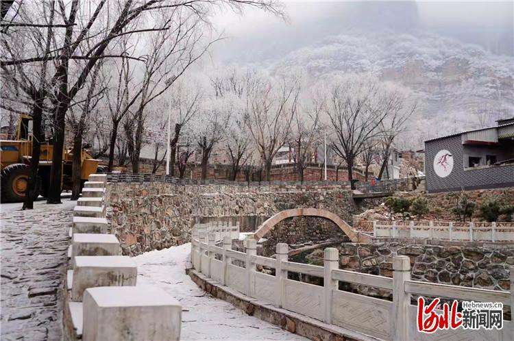 河北邢台太行山区雪后雾凇美如画