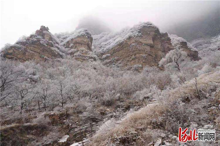 河北邢台太行山区雪后雾凇美如画
