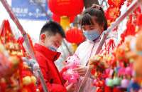 河北邢台南和区：购买节庆饰品迎新春