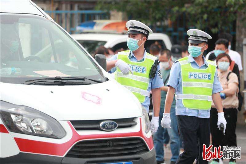 廊坊交警高考首日为考生保驾护航