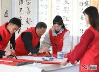 河北隆尧：写春联送福字 红红火火迎新年