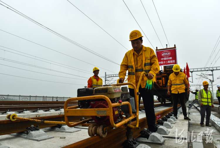 京雄城际铁路（河北段）全线铺轨完成，预计年底开通运营