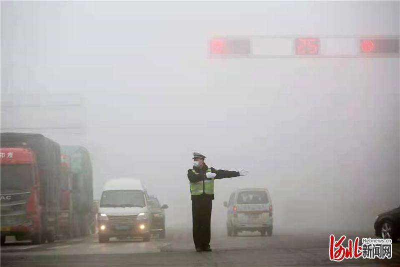 河北平乡：交警雾天保畅通