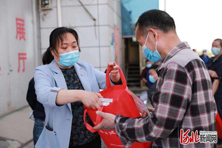 河北深泽县开展职业病防治法宣传周活动