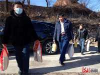 丰宁将军营镇古房村乡贤代表慰问高龄老人