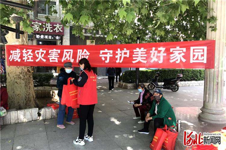 香河志愿者深入社区宣传防灾减灾知识