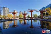 河北邢台：人在绿中行 建筑水中映