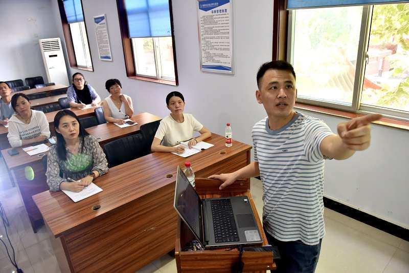 河北邢台市：“90后”电商达人返乡创业记