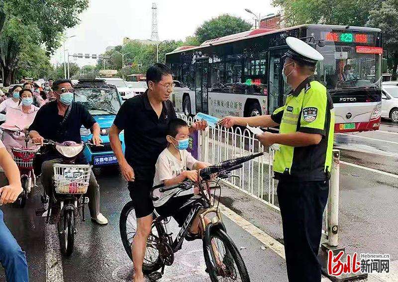 河北沧州交警新职责：提醒路人戴口罩