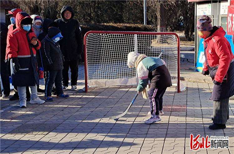河北怀来：冰雪运动进社区