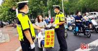 河北沧州交警新职责：提醒路人戴口罩