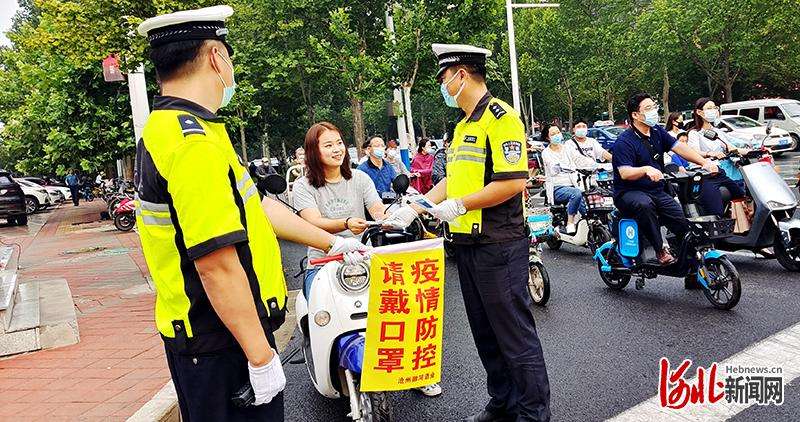 河北沧州交警新职责：提醒路人戴口罩